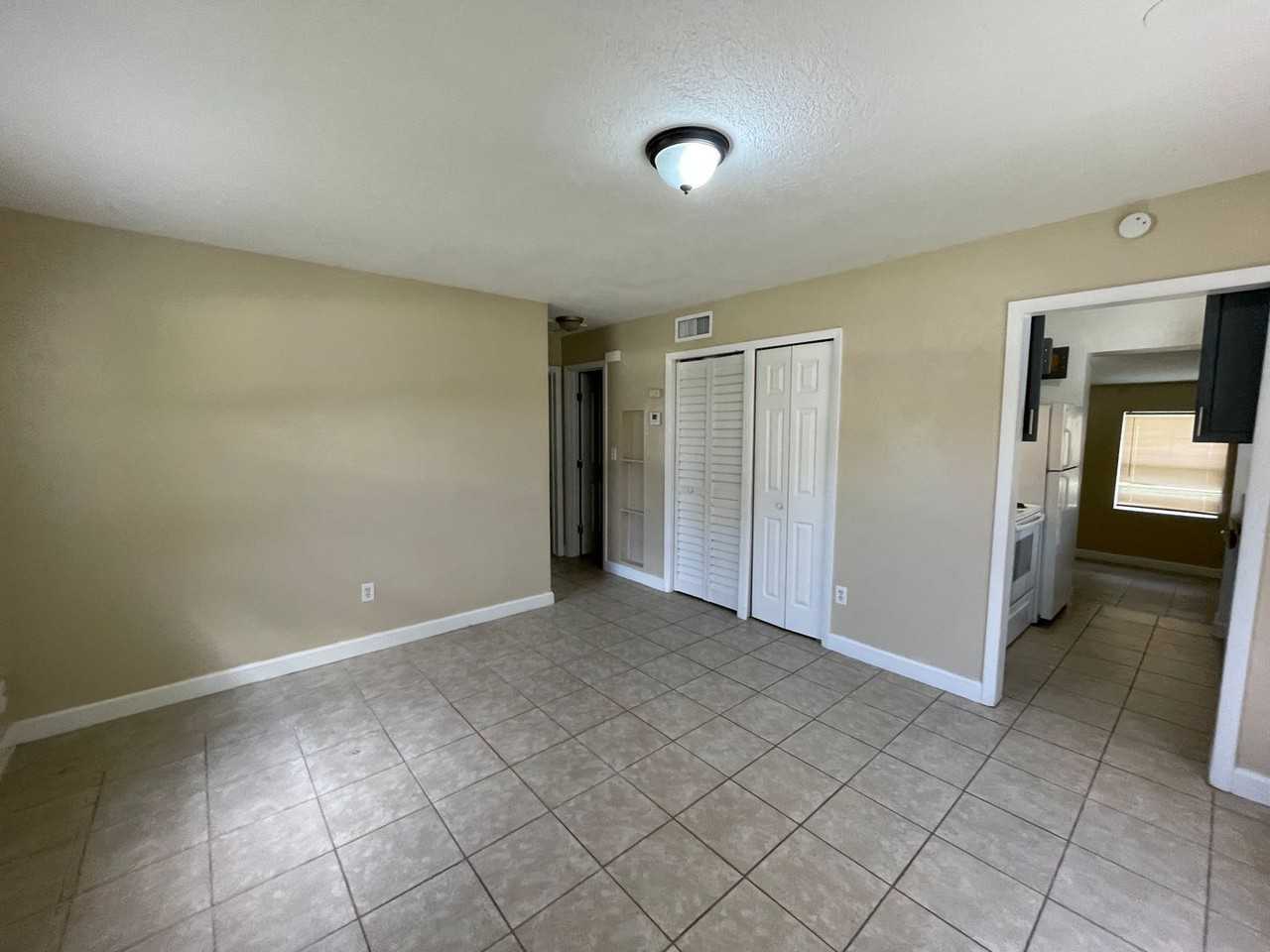 832 Rockhill St - Photo 3 of 13