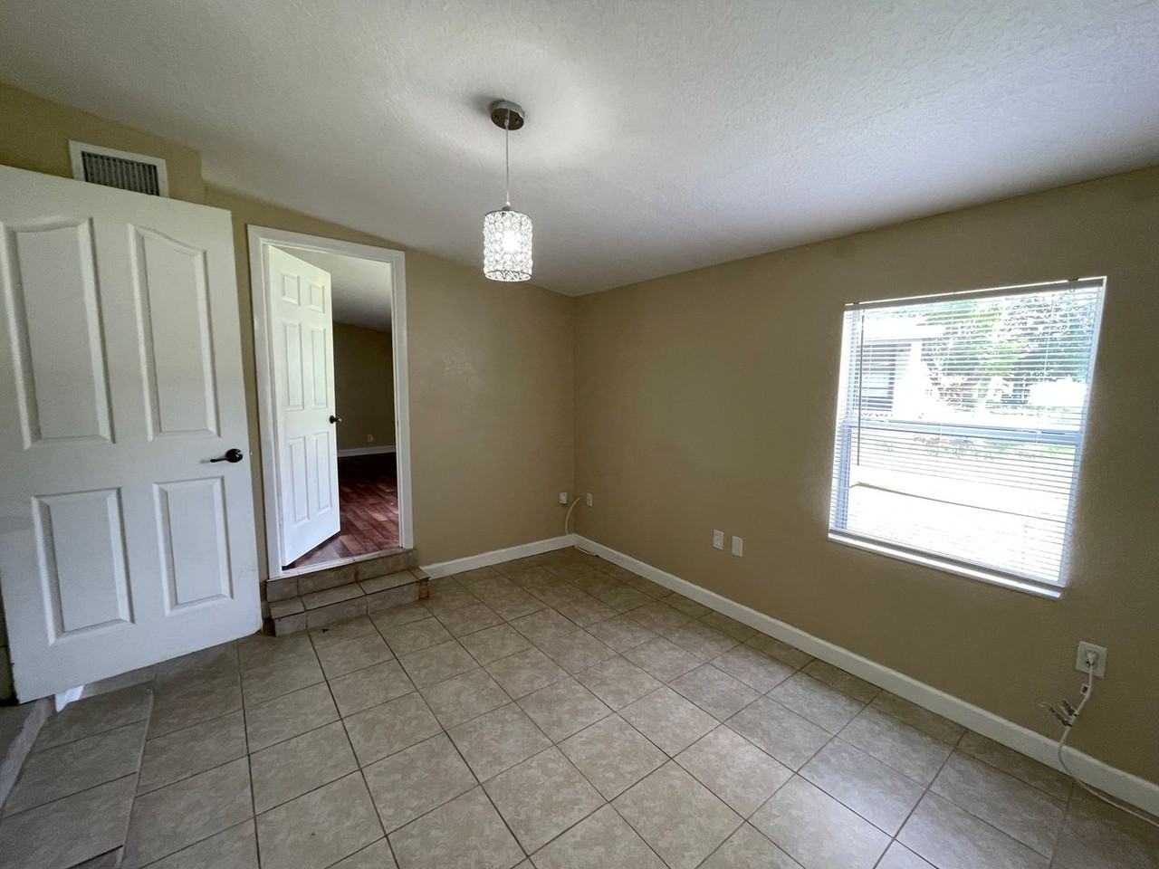 832 Rockhill St - Photo 5 of 13