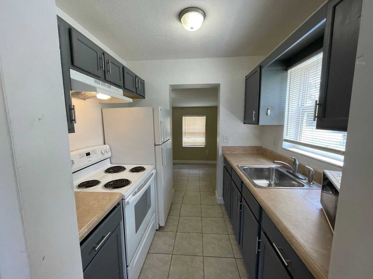 832 Rockhill St - Photo 6 of 13