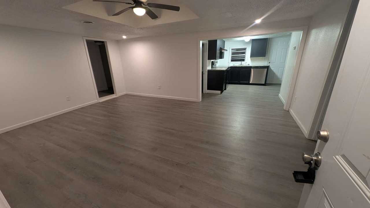 1114 S Golden Ave - Photo 2 of 16