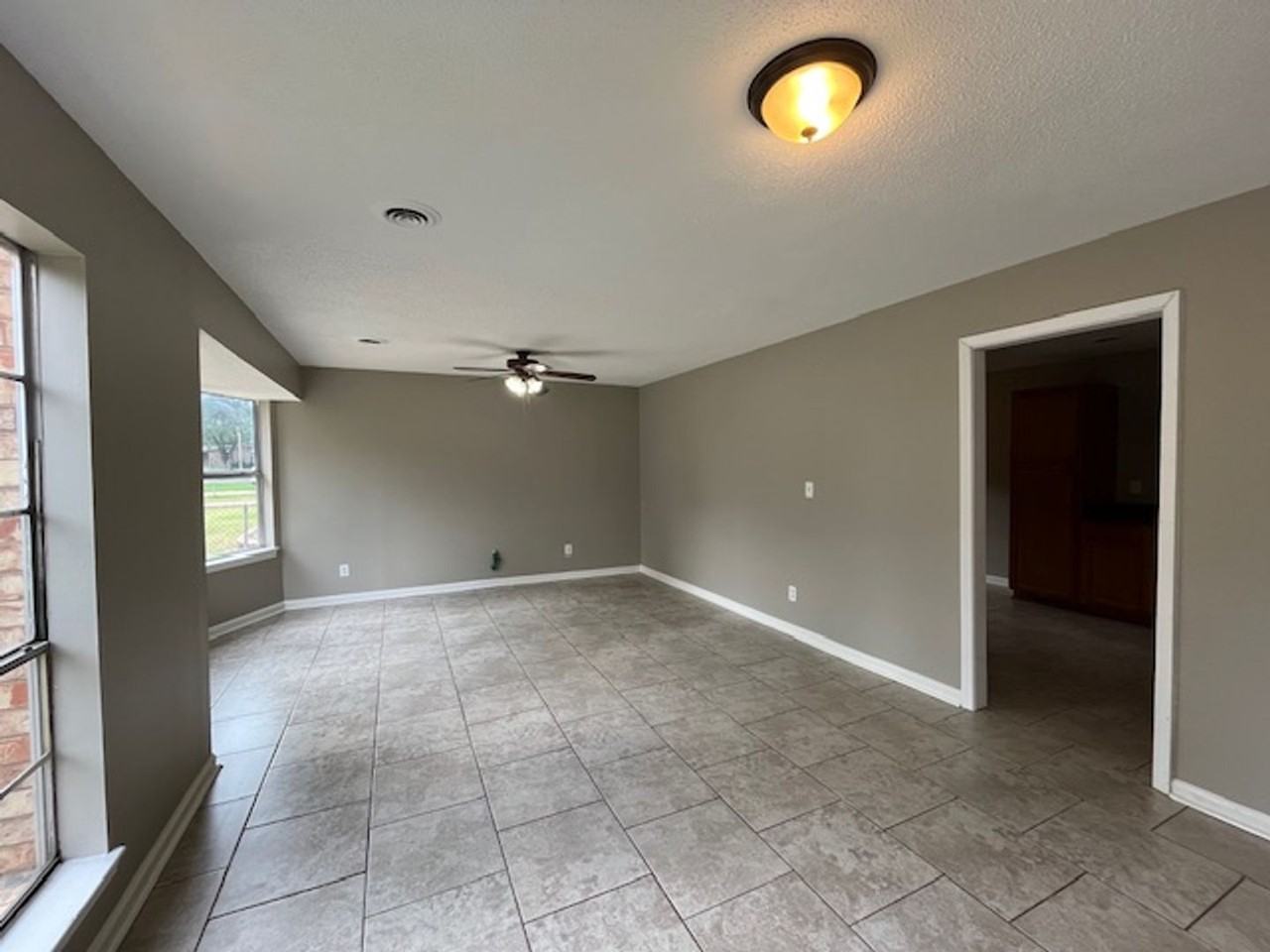 6655 Embassy Cir - Photo 2 of 10