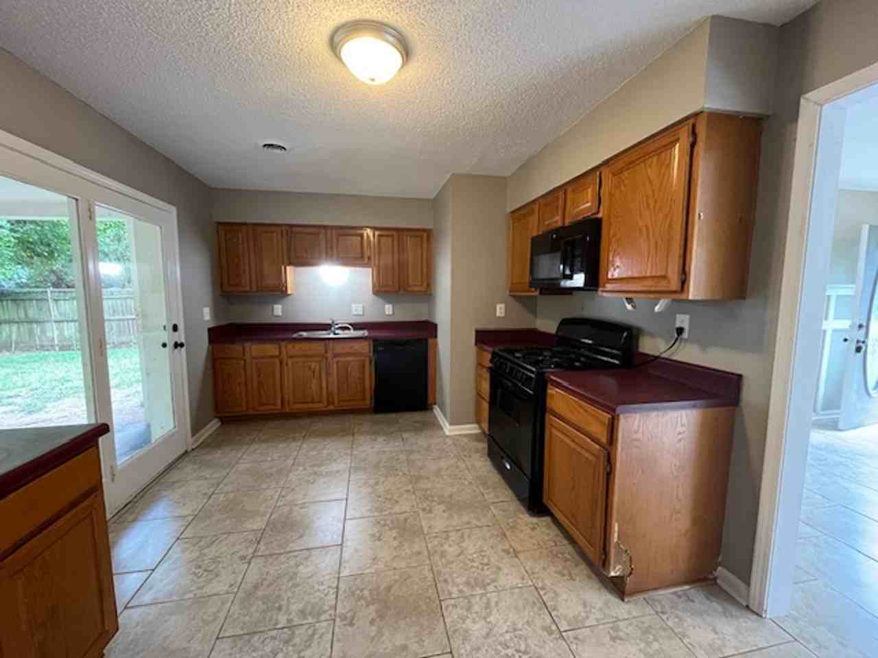 6655 Embassy Cir - Photo 3 of 10