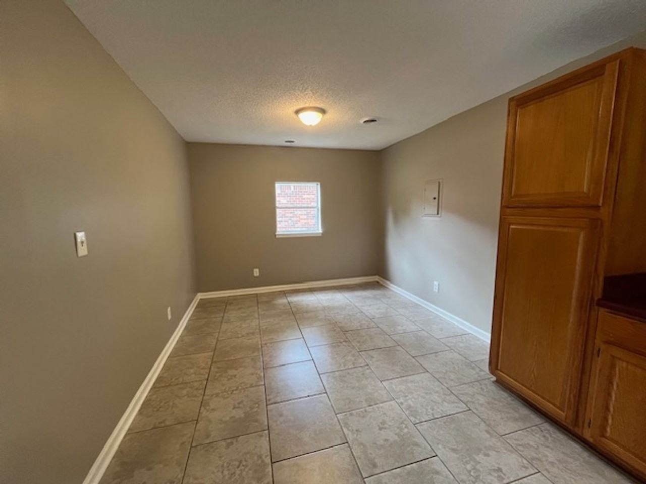 6655 Embassy Cir - Photo 4 of 10
