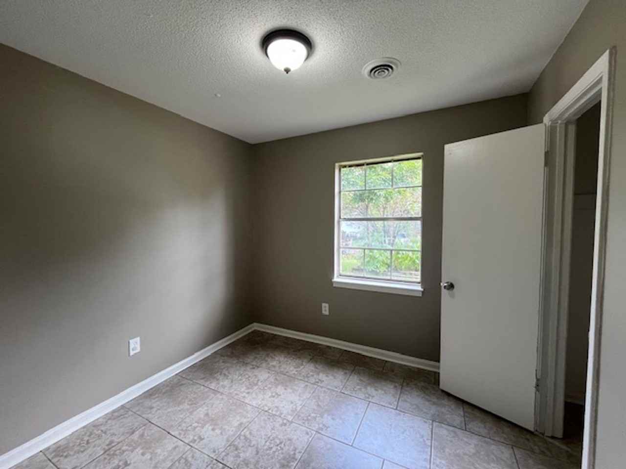 6655 Embassy Cir - Photo 5 of 10