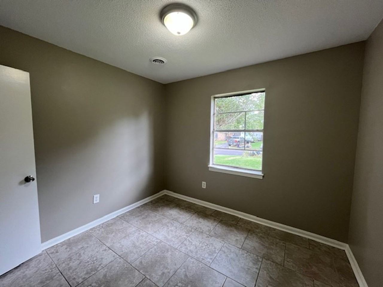 6655 Embassy Cir - Photo 6 of 10