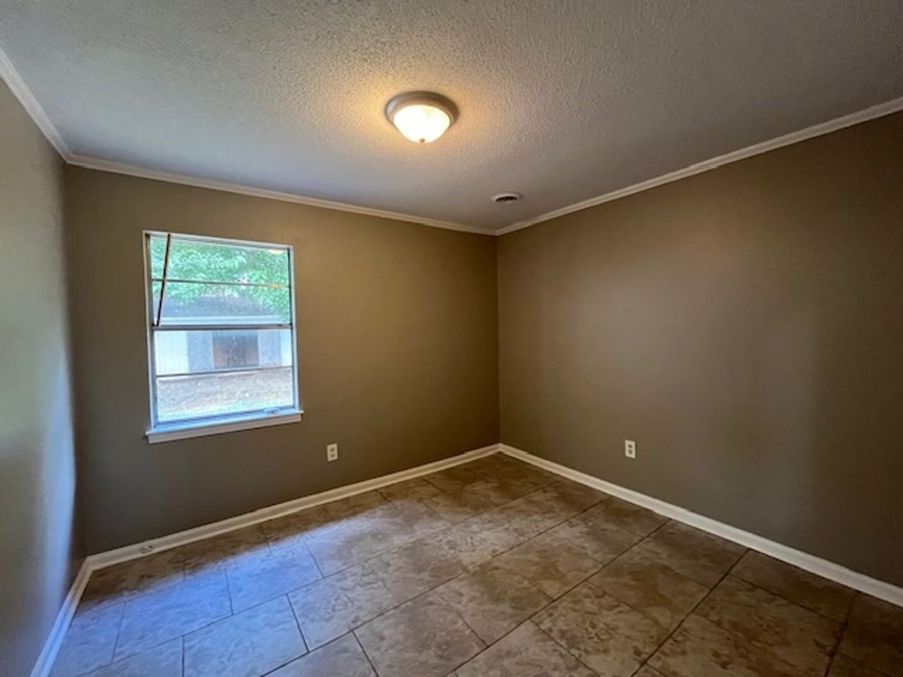 6655 Embassy Cir - Photo 7 of 10
