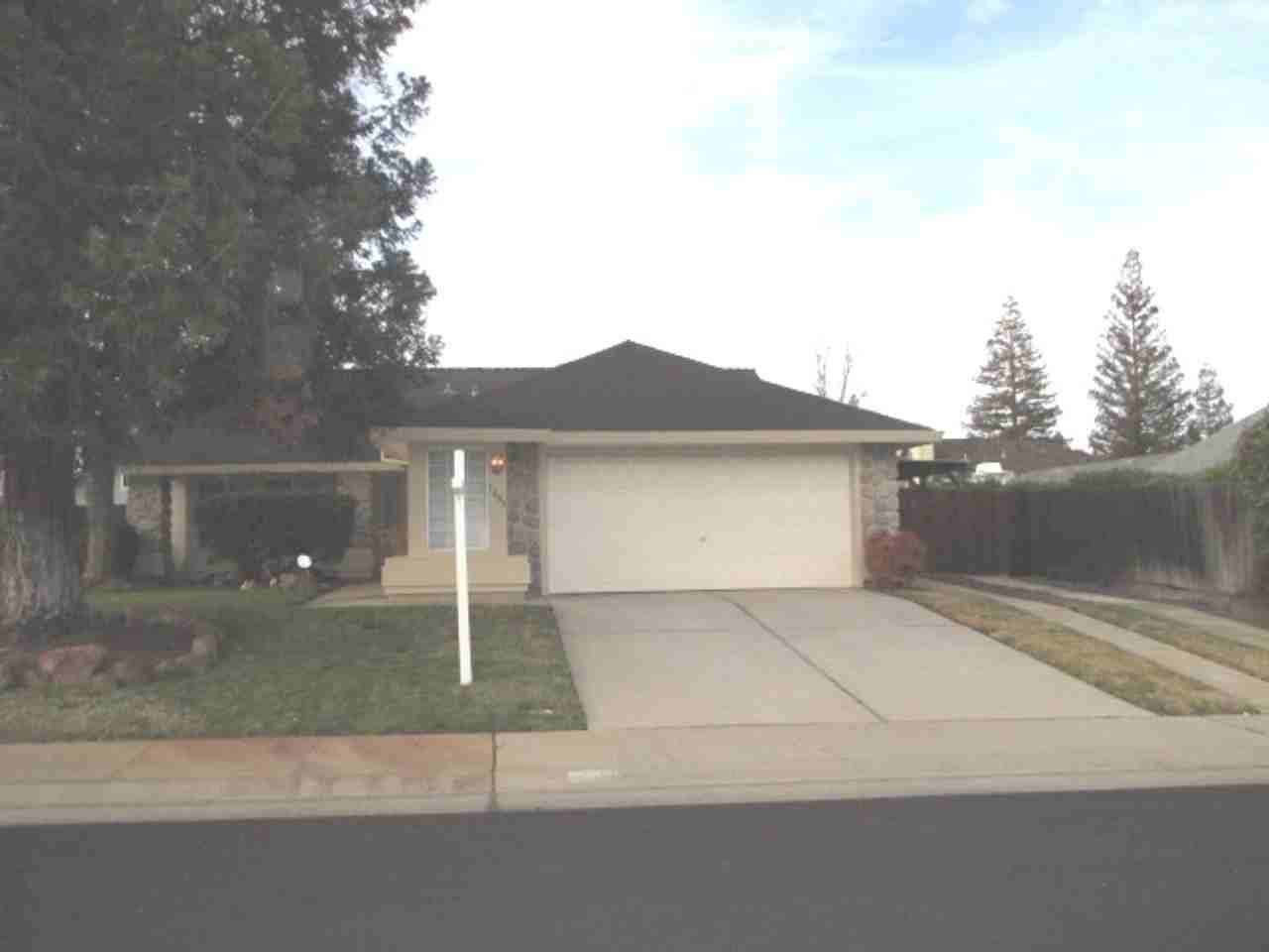 1409 Deerfield Cir - Photo 2 of 15