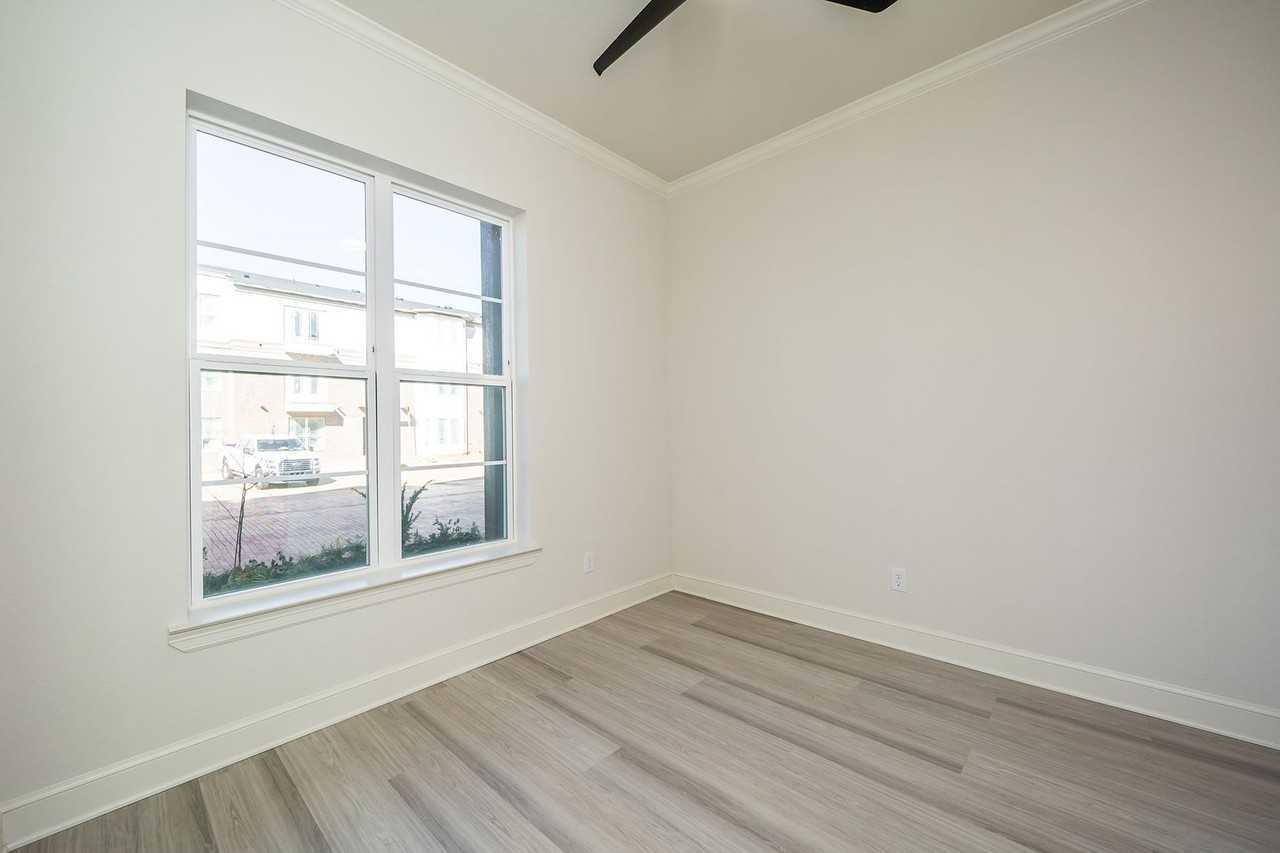 544 W Erwin St - Photo 2 of 24