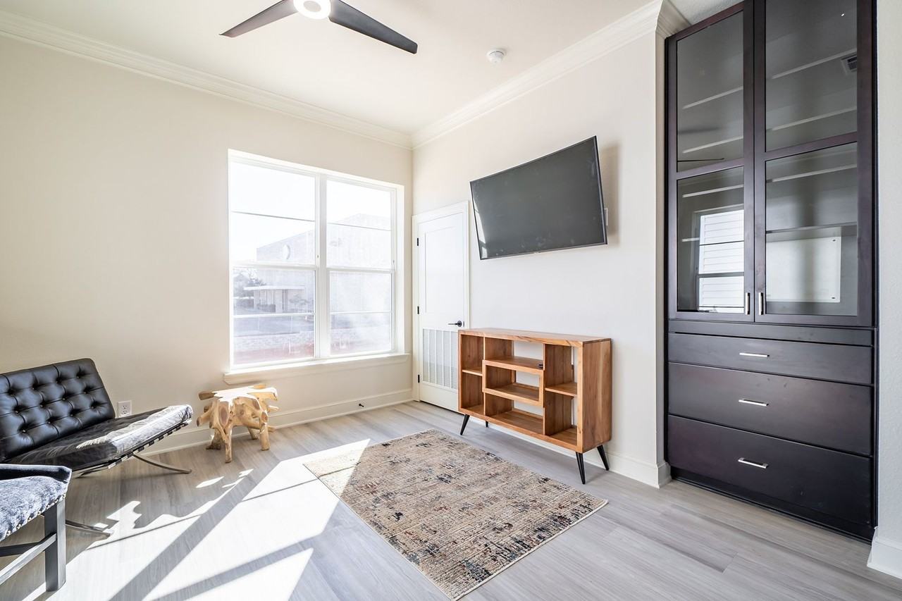 544 W Erwin St - Photo 7 of 24