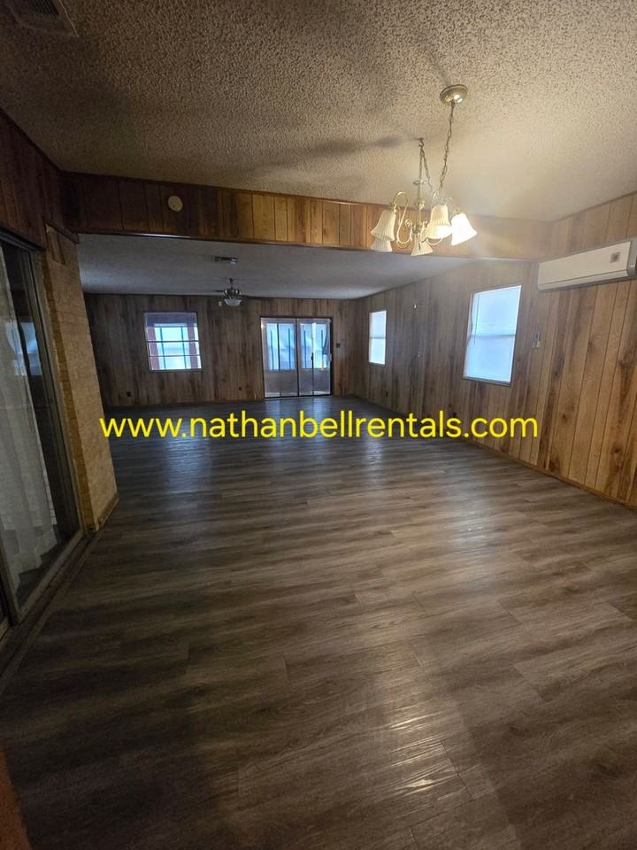 1000 28th St Se - Photo 3 of 10