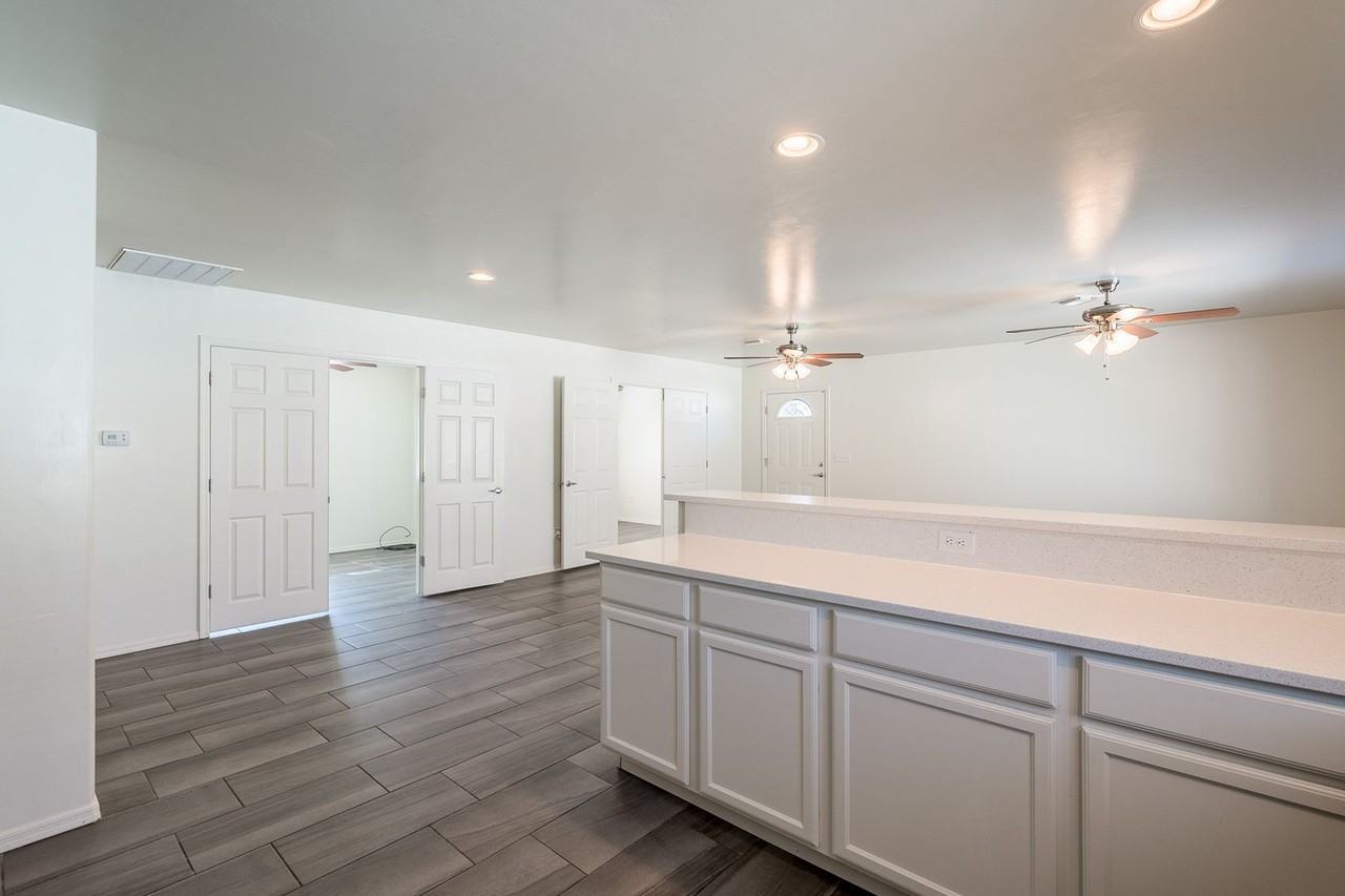808 E 6th St - Photo 5 of 27
