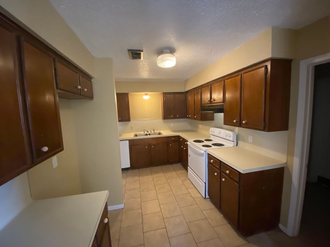 725 Orleans Dr - Photo 2 of 12