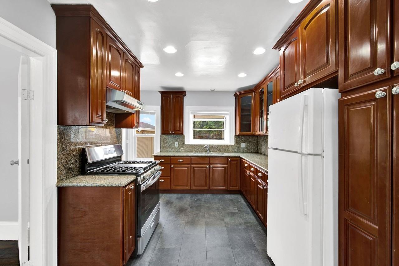 1009 106th Ave - Photo 3 of 20