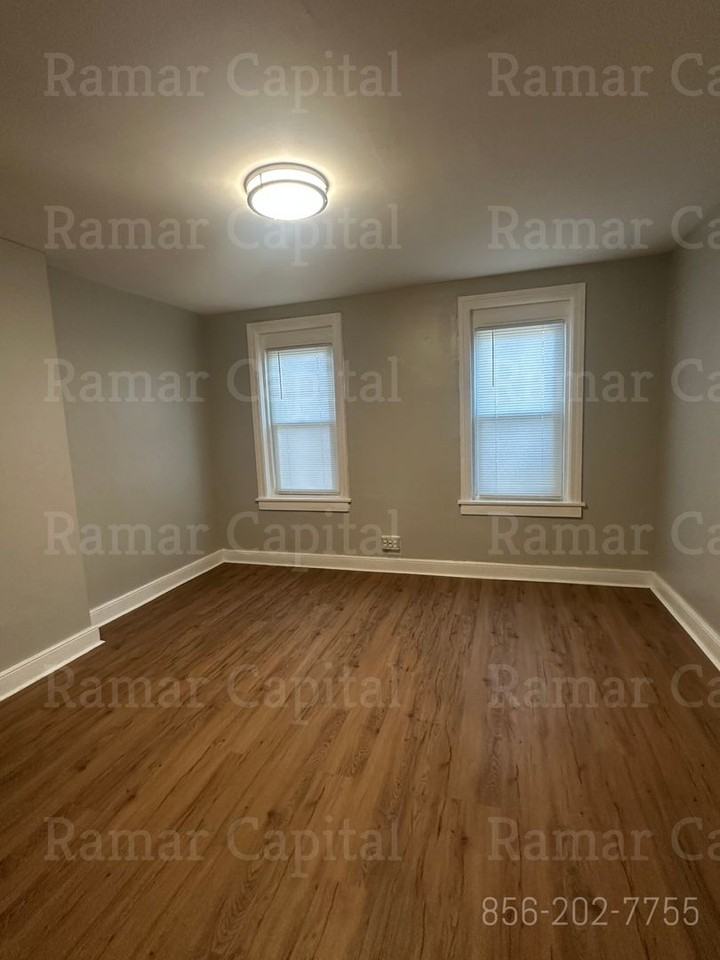 648 Clinton St - Photo 3 of 15