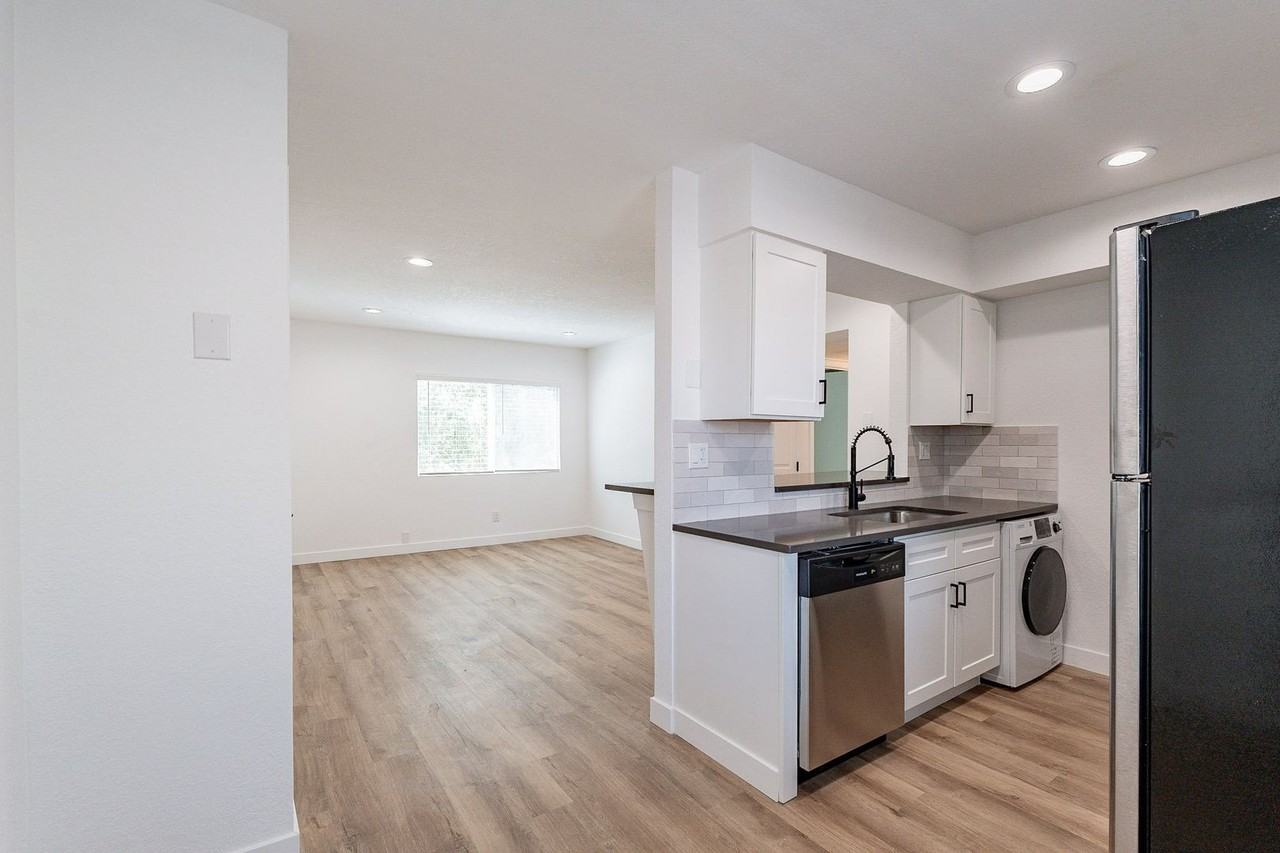 Euclid & 10th Apartments - Photo 4 of 28