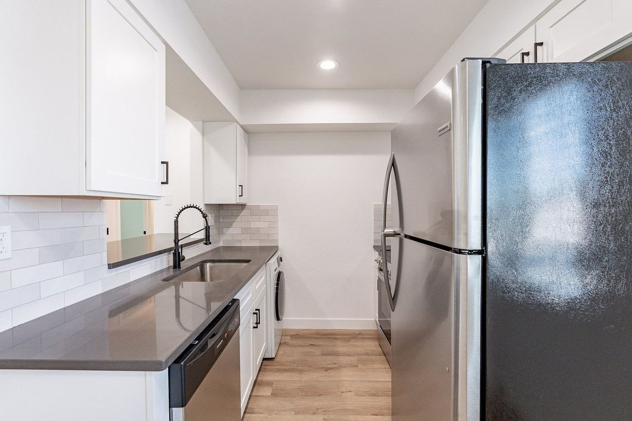 Euclid & 10th Apartments - Photo 7 of 28