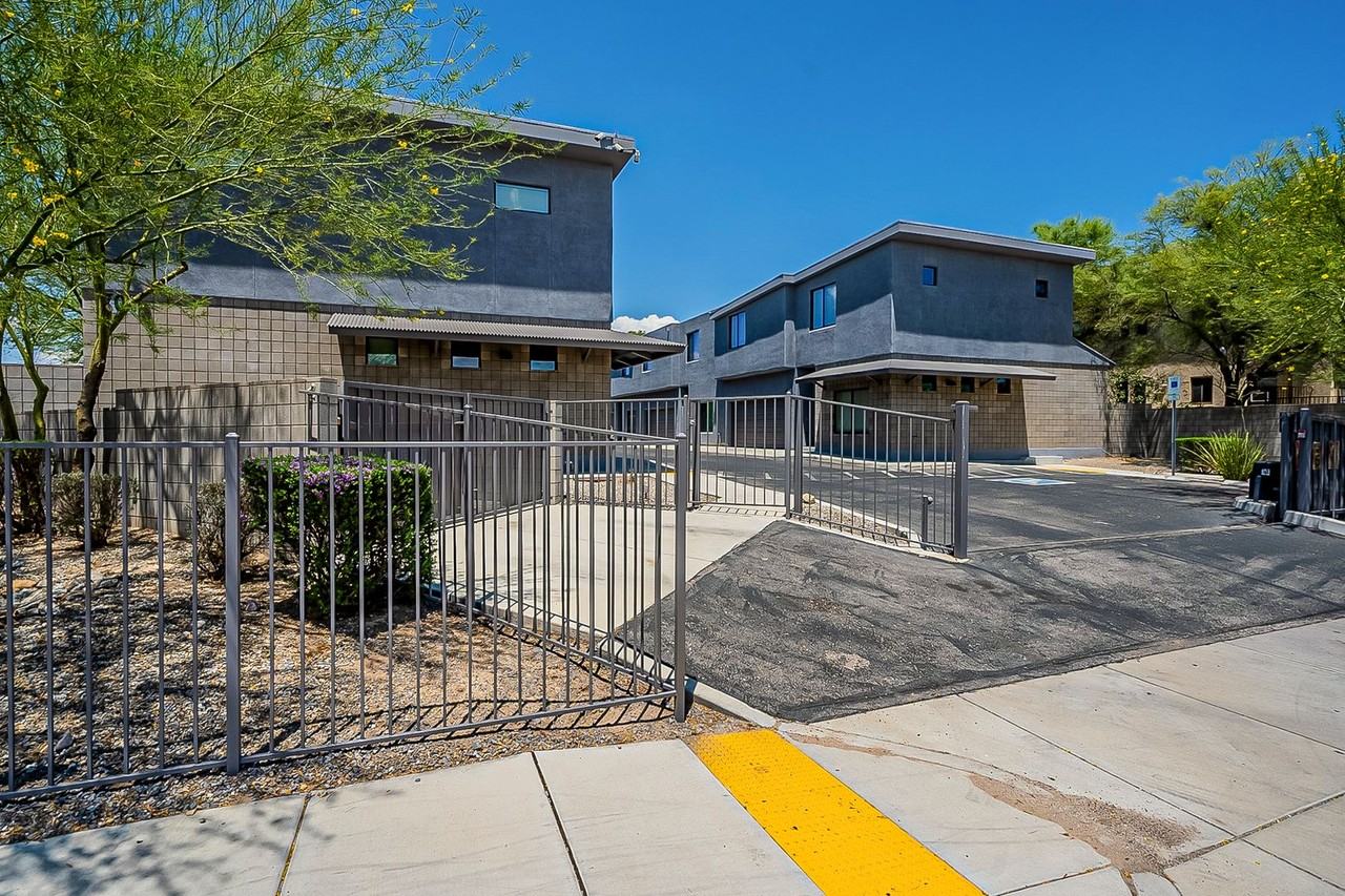 701 E Adams St - Photo 6 of 50