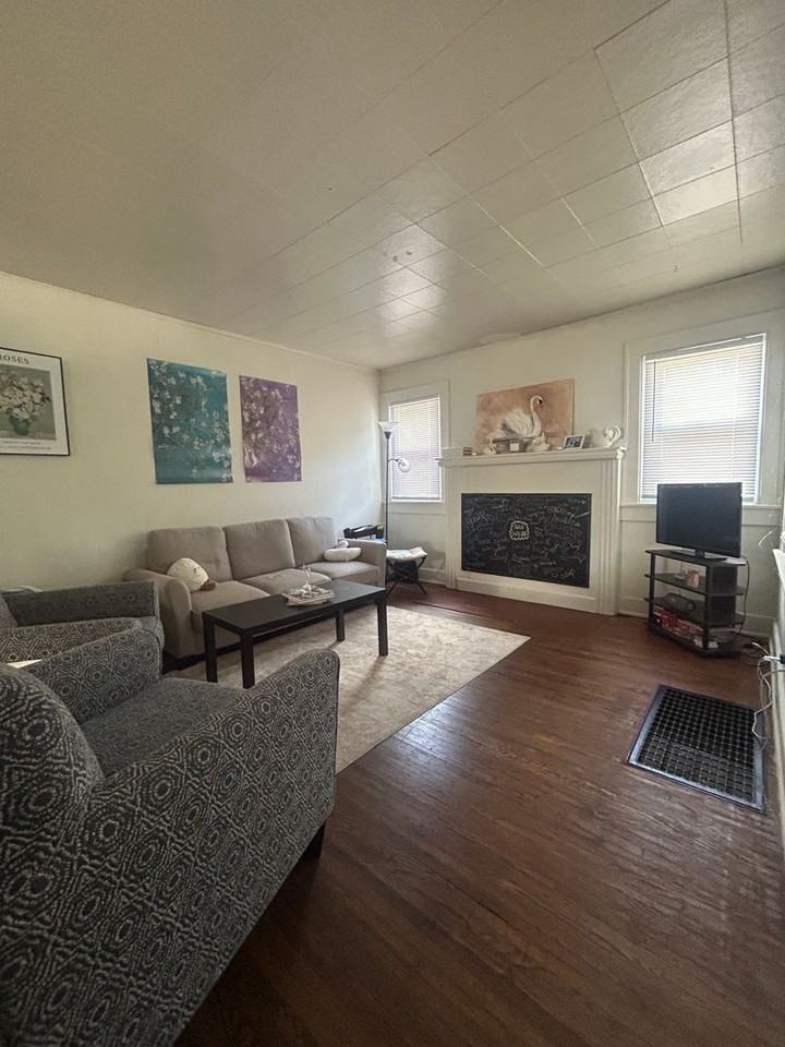 504 South Eastside Drive - Photo 3 of 11