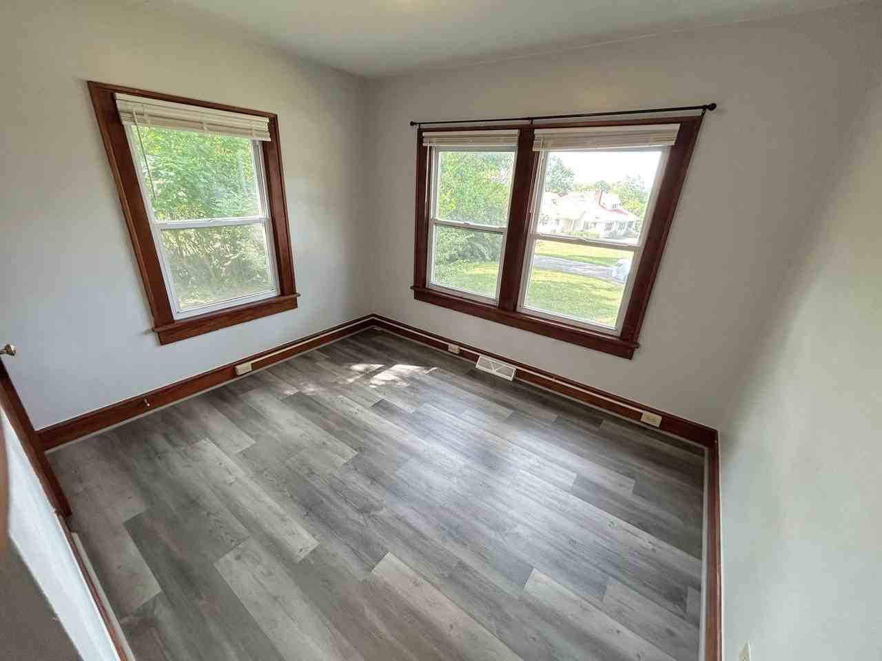 103 Robinson St - Photo 5 of 16