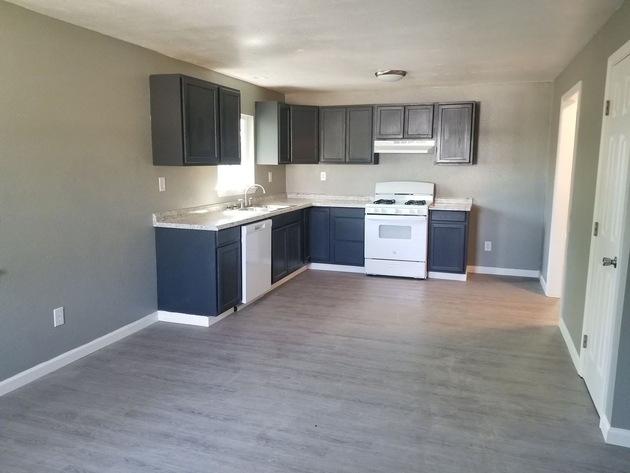 1803 Henry Ave - Photo 2 of 16