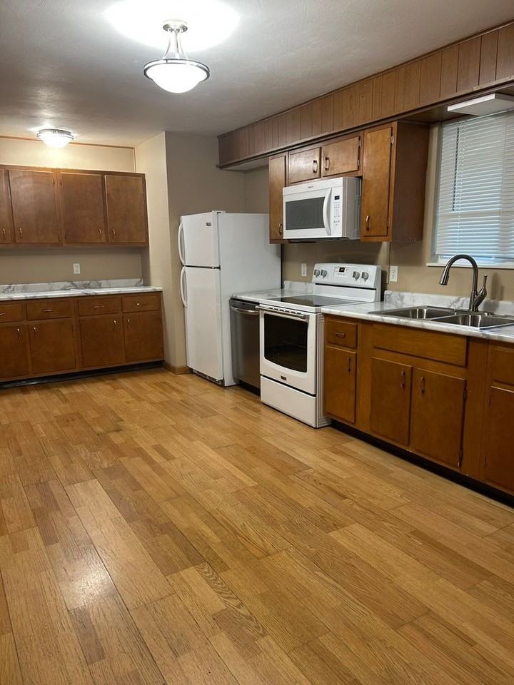 3710 Hickory Ln - Photo 5 of 21