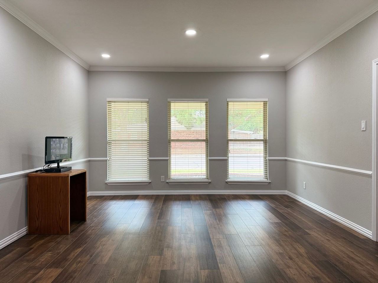 3612 Oakridge Dr - Photo 3 of 24