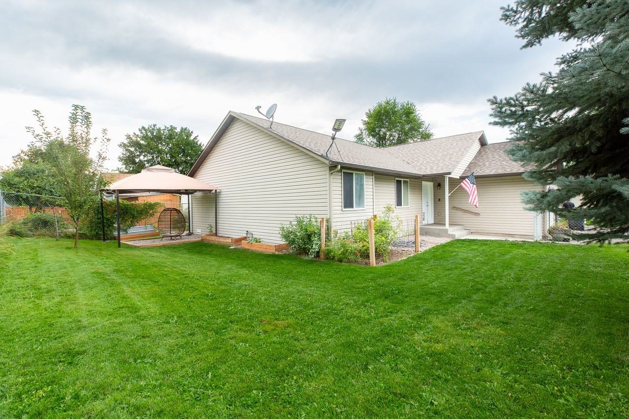 605 N Curtis St - Photo 3 of 34