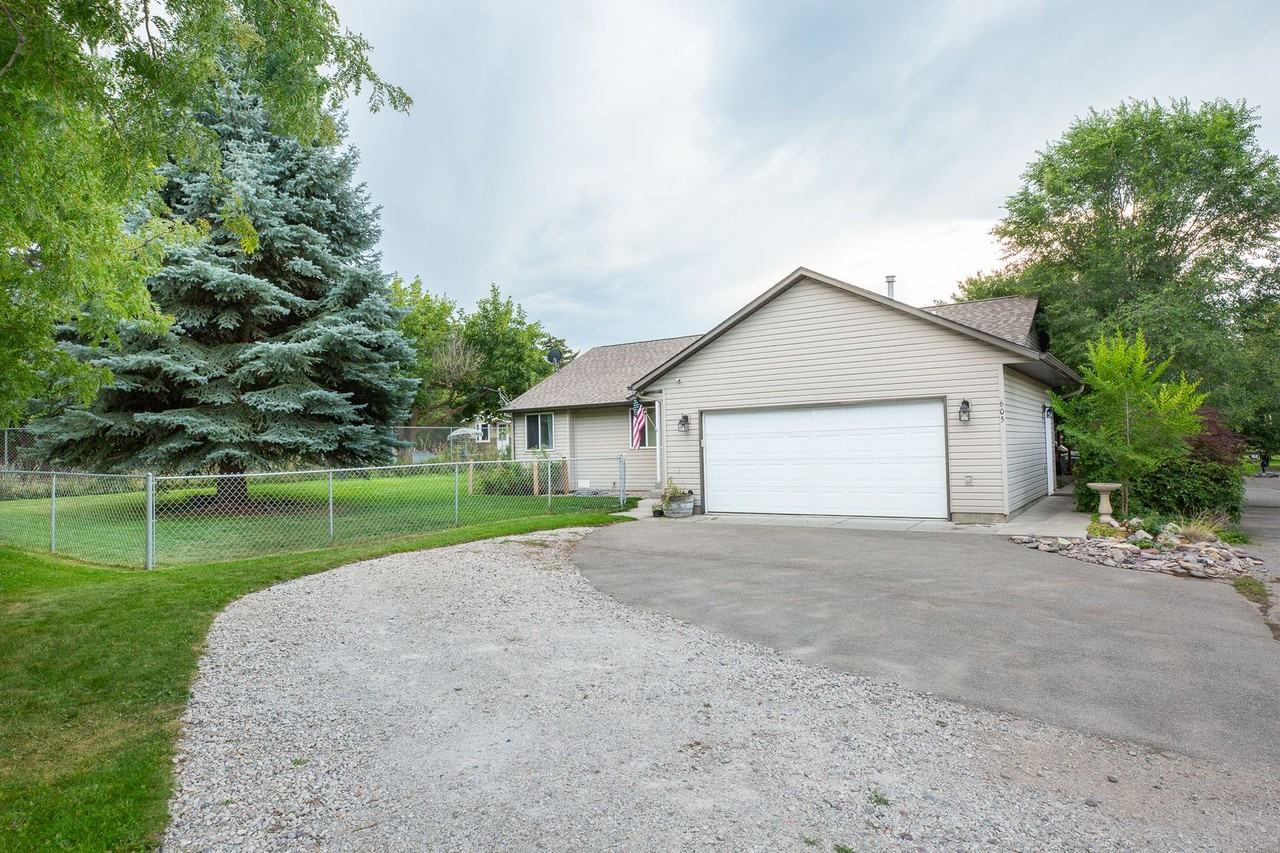 605 N Curtis St - Photo 4 of 34