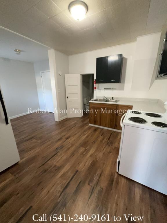 408 Se Byers Ave - Photo 3 of 3