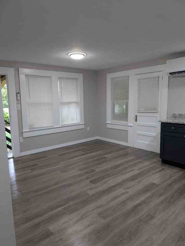 1233 E Ridgewood St #B - Photo 6 of 9