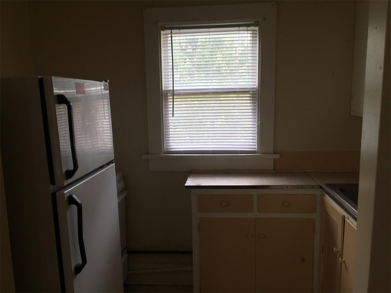 732 W 3rd St #4 - Photo 3 of 6