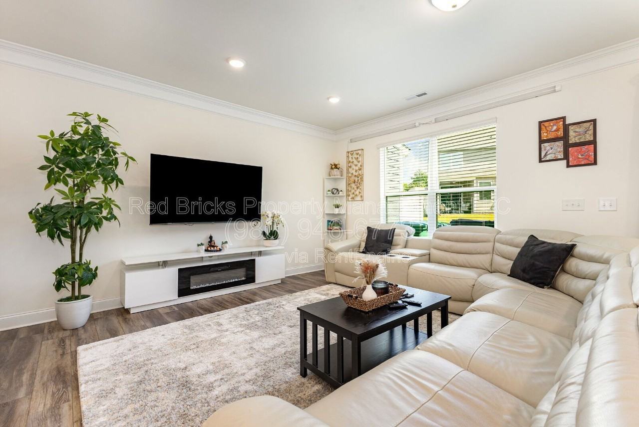 3971 Fadden St - Photo 6 of 26