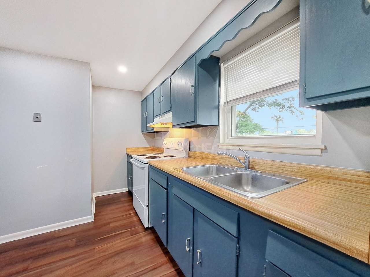 1711 Valley Forge Way #4 - Photo 4 of 12