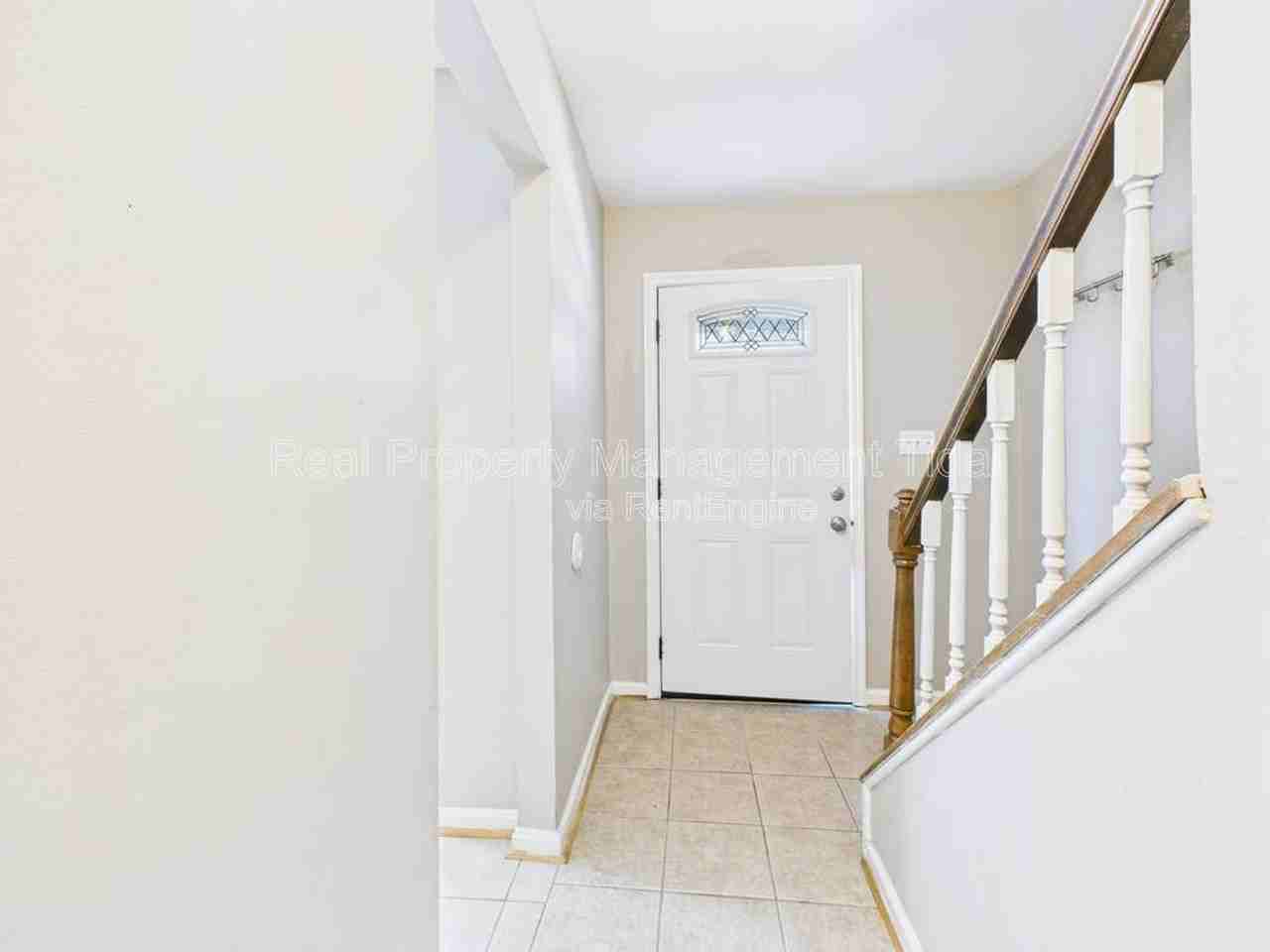 1055 Old Denbigh Blvd - Photo 4 of 34