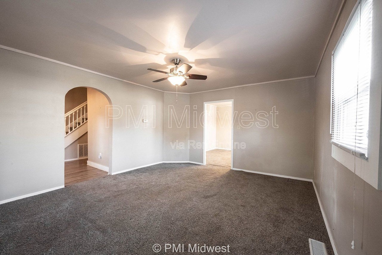 448 N Linwood Ave - Photo 2 of 14