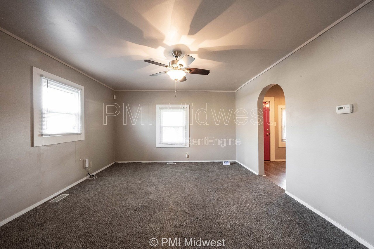 448 N Linwood Ave - Photo 3 of 14