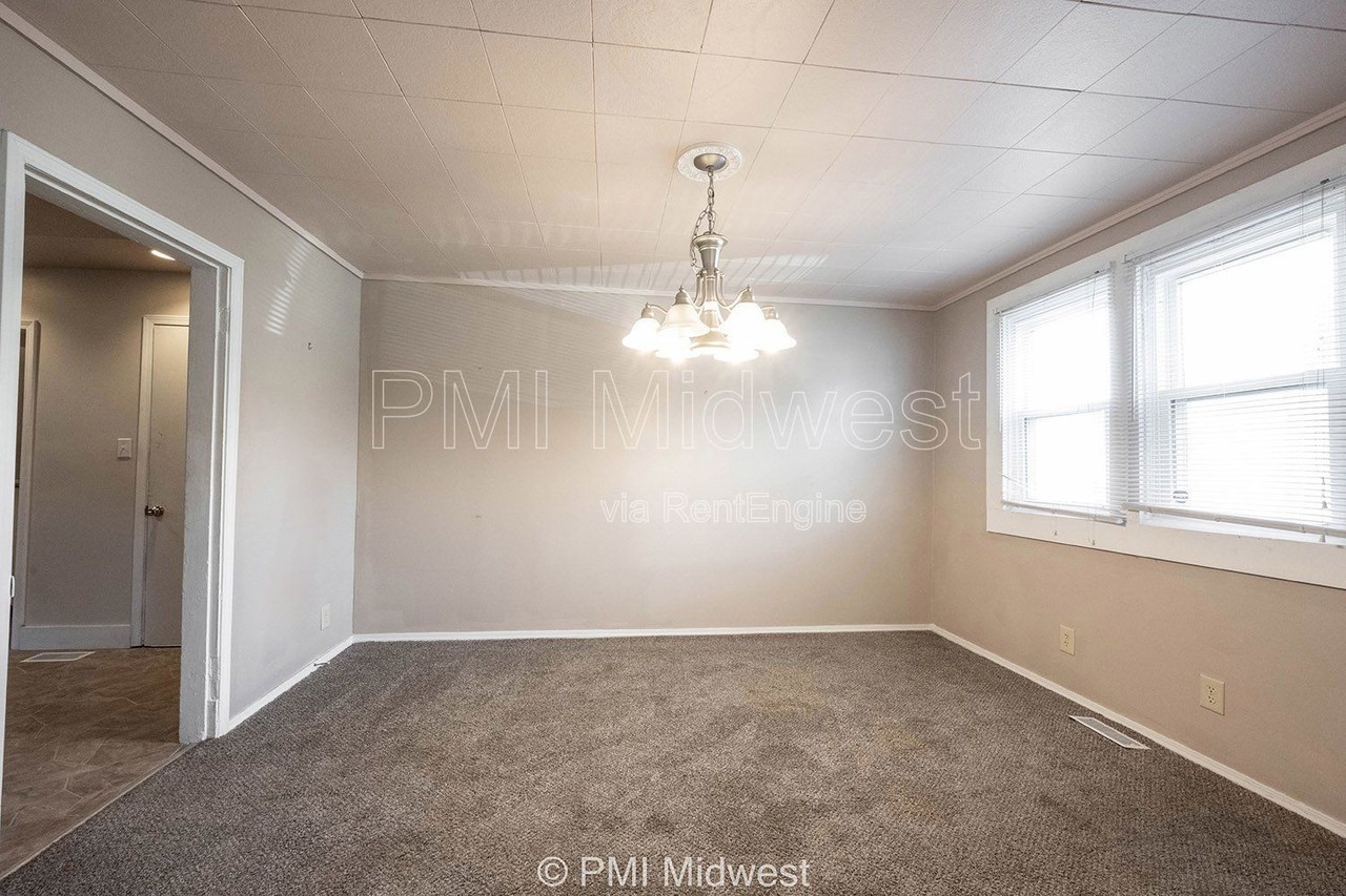 448 N Linwood Ave - Photo 4 of 14