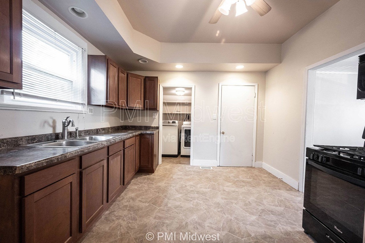 448 N Linwood Ave - Photo 6 of 14