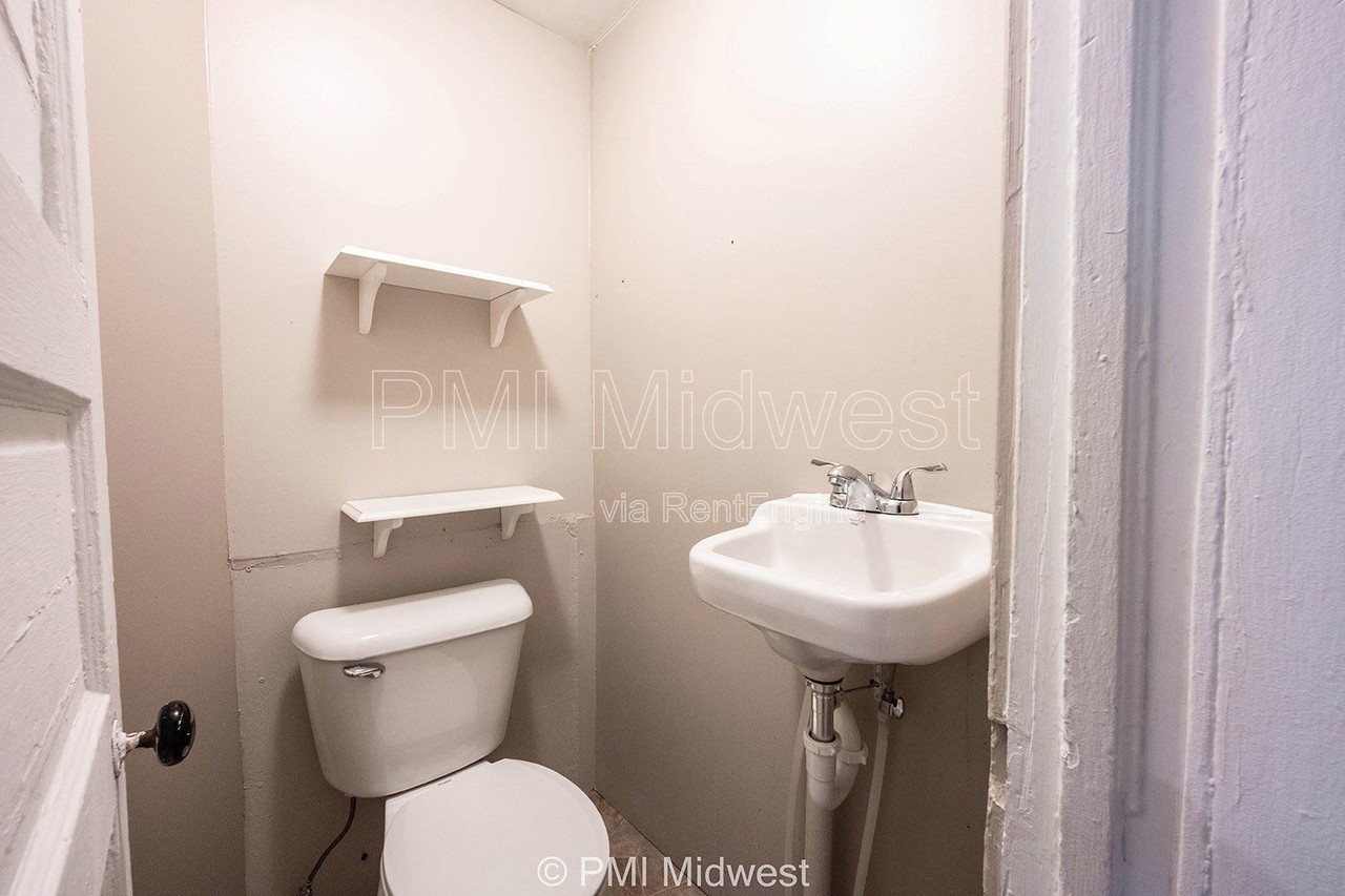 448 N Linwood Ave - Photo 7 of 14