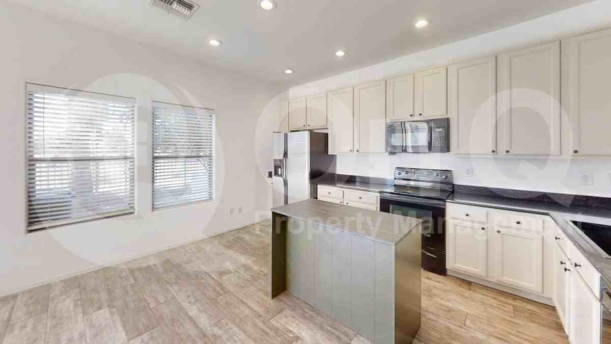 2604 S Southwind Dr - Photo 3 of 18