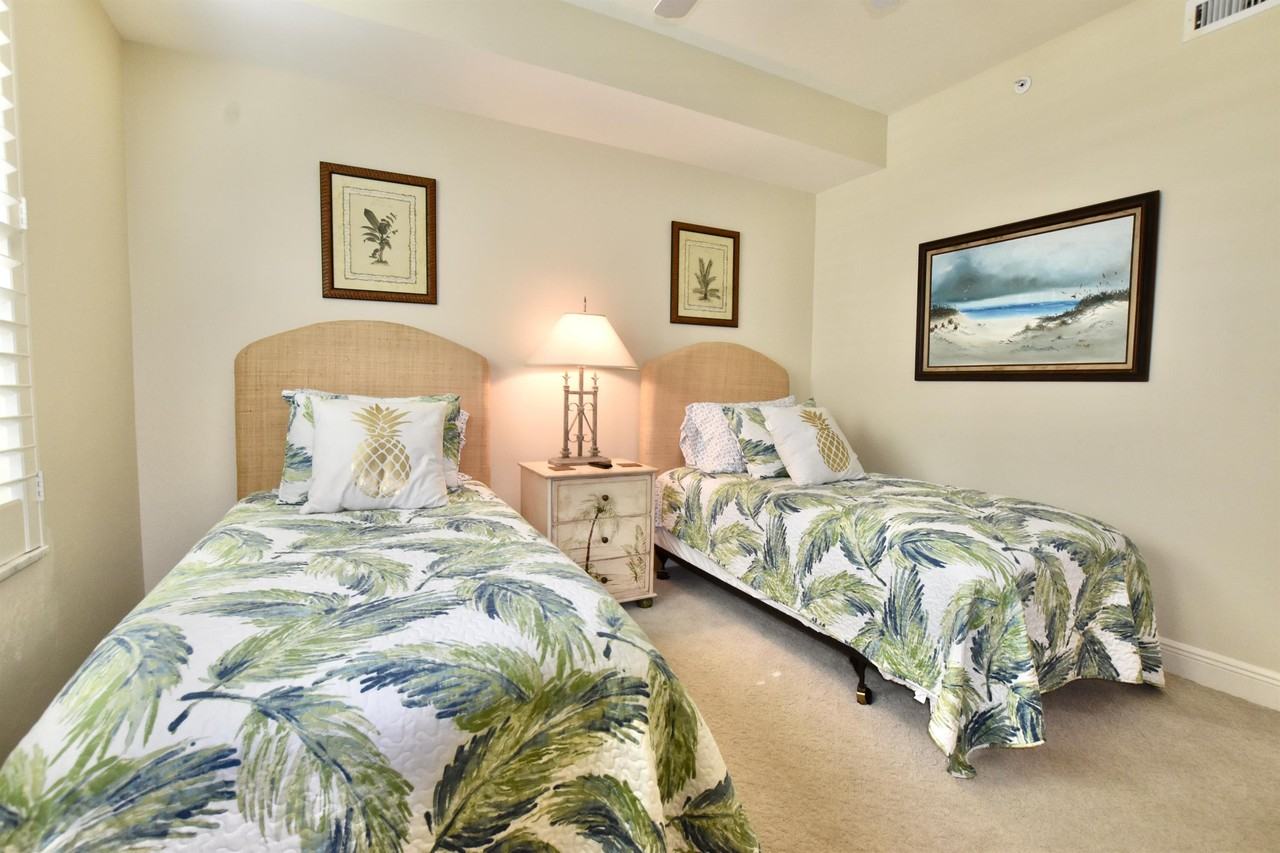 430 Cove Tower Dr #1 - Photo 3 of 47