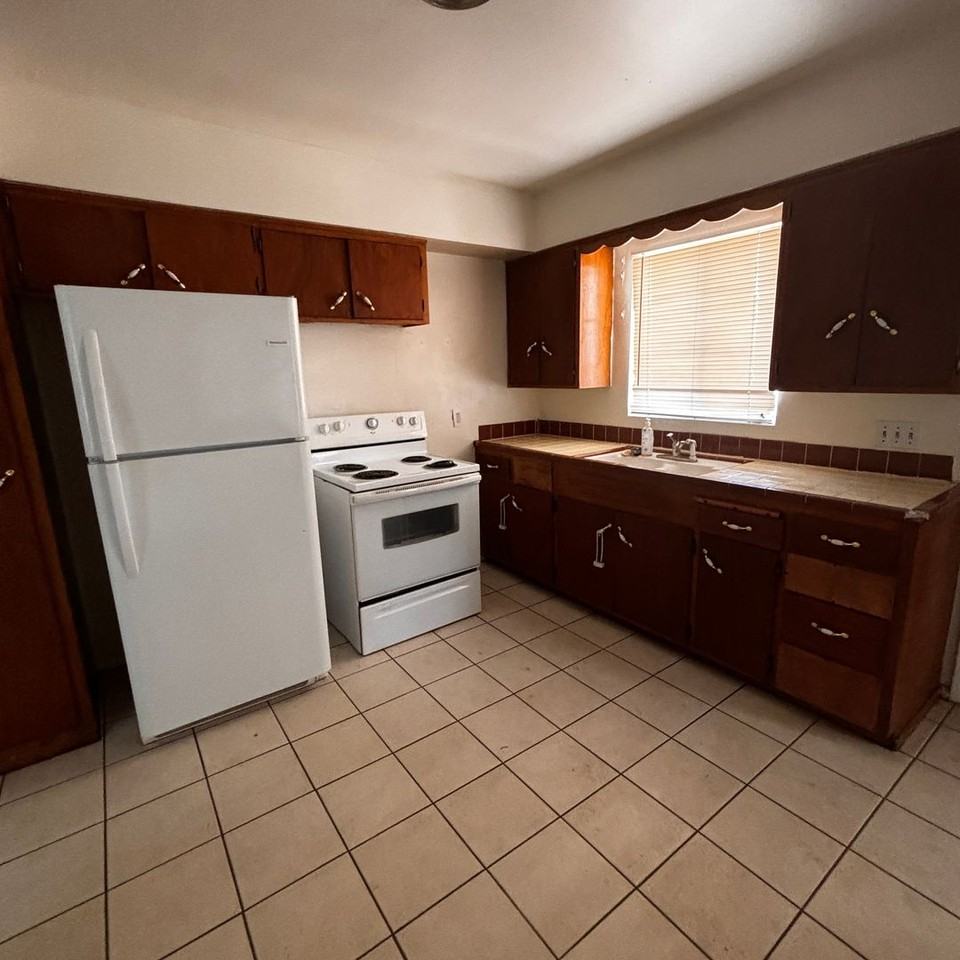 1431 W 7th Pl - Photo 5 of 16