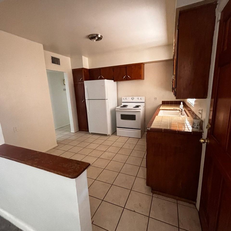 1431 W 7th Pl - Photo 7 of 16