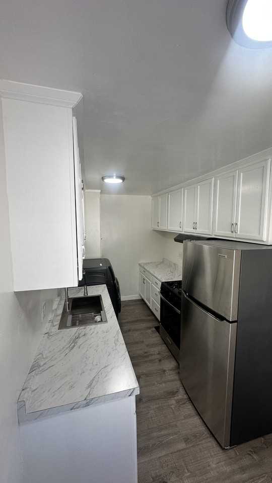 1022 West 109th Place #A - Photo 2 of 9