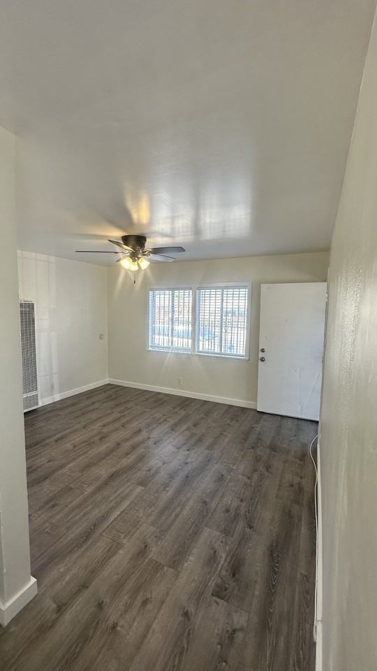 1022 West 109th Place #A - Photo 4 of 9