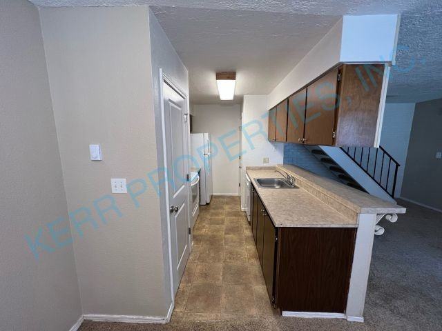 1416 Ne Paropa Ct - Photo 6 of 11