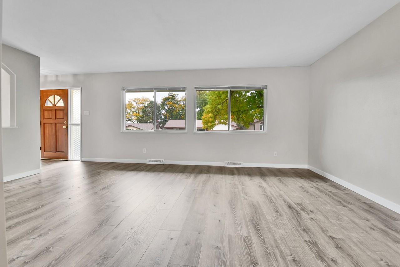 12513 W Hawaii Ave - Photo 3 of 38