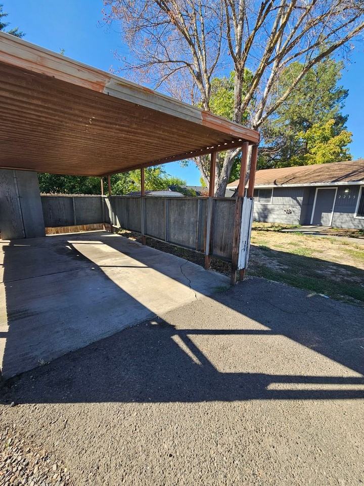 2235 Crater Lake Ave - Photo 2 of 19