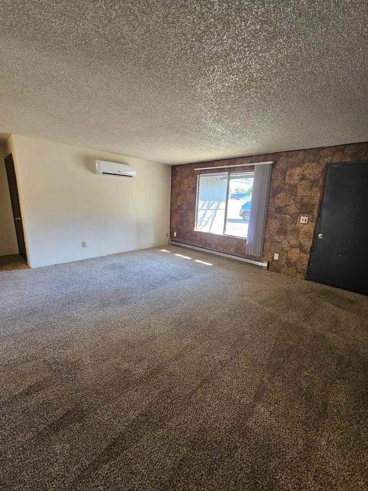 2235 Crater Lake Ave - Photo 3 of 19