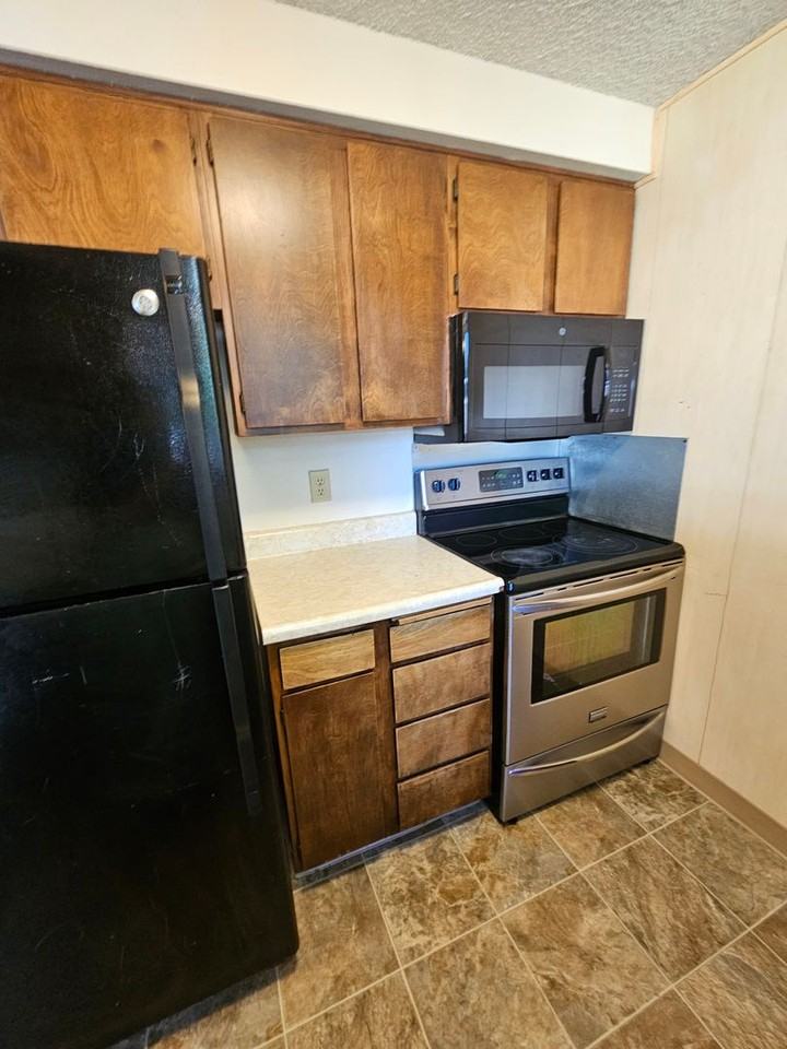 2235 Crater Lake Ave - Photo 7 of 19